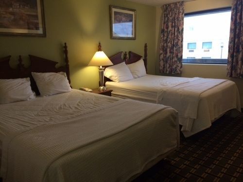 Hospitality Inn Bowmansville Bagian luar foto