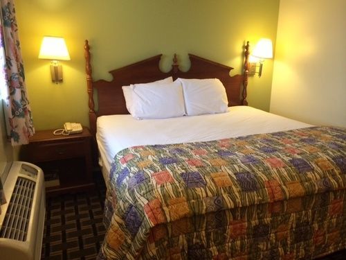 Hospitality Inn Bowmansville Bagian luar foto
