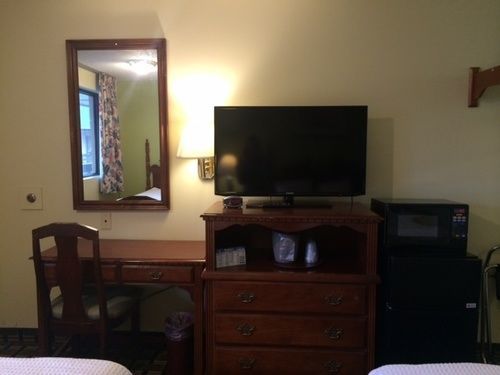 Hospitality Inn Bowmansville Bagian luar foto